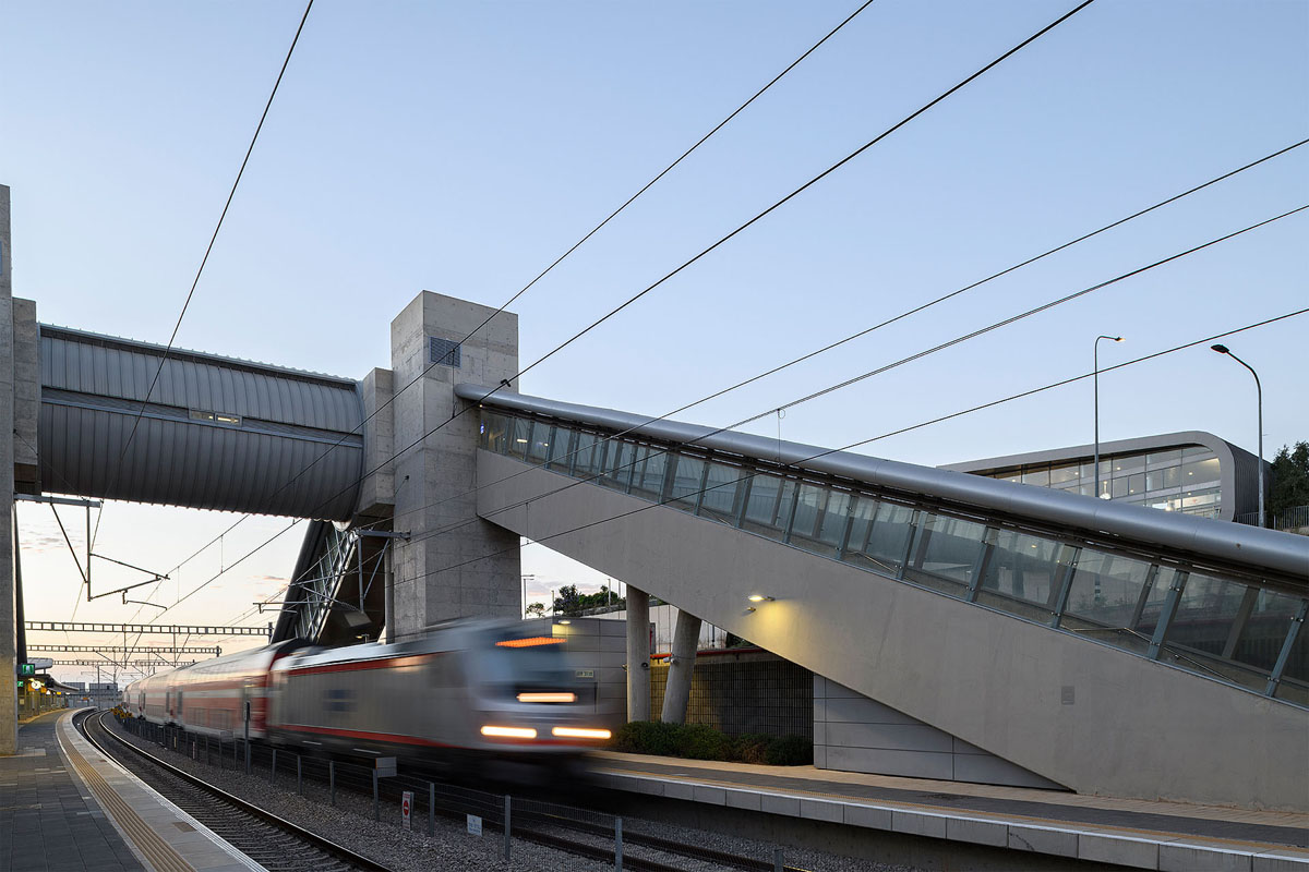 צילום אדריכליתחנת רכבת עם רכבת בתנועה בדמדומים